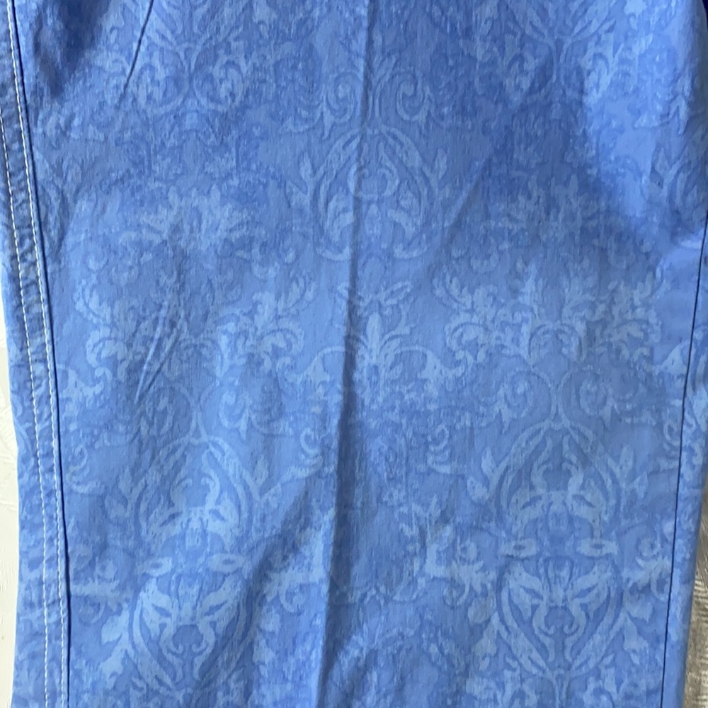 Lightweight patterned capris - Picture 6 of 8